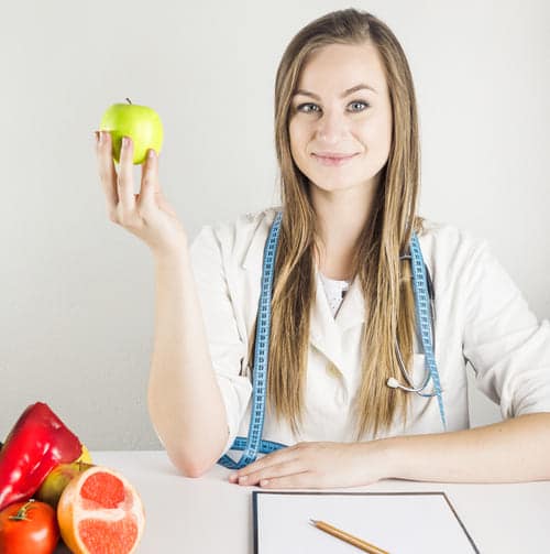 dietético femenino sostiene manzana
