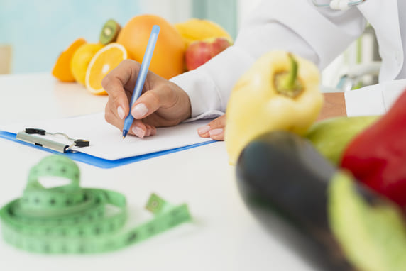 nutricionista escribiendo receta