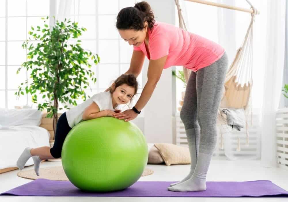 mujer haciendo fisioterapia con infante