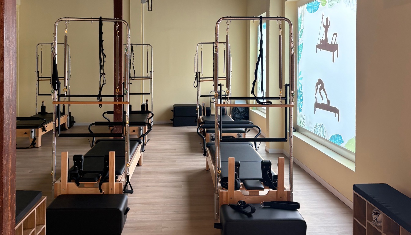 sala con maquinas de pilates