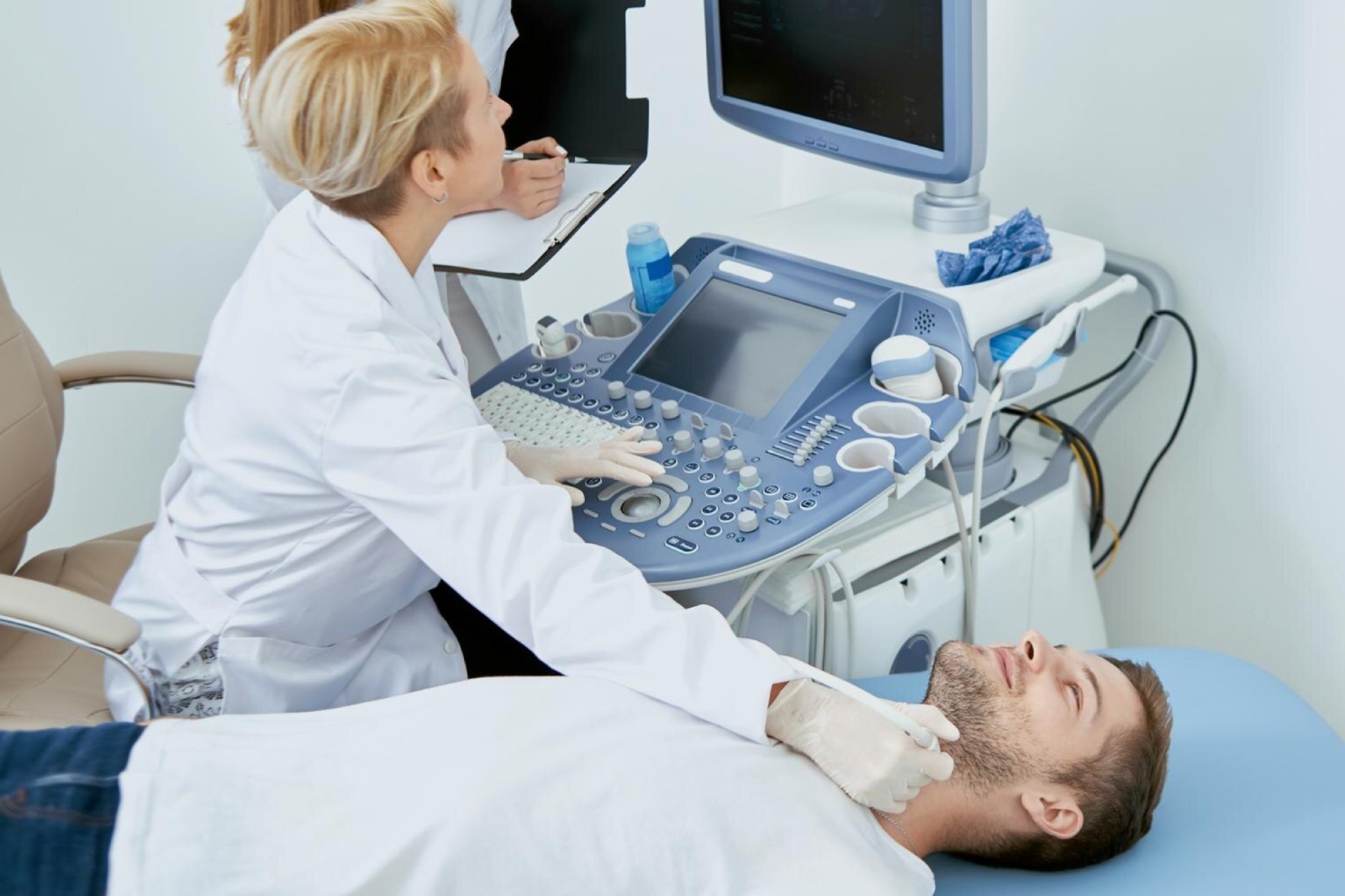 fisio haciendo ecografia a un paciente